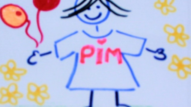 Imagem de um desenho infantil que mostra uma criança com a camiseta do PIM e balões nas mãos.   