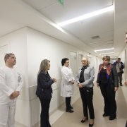 Secretária Arita conversa com alguns funcionários do hospital. Todos estão de pé.  
