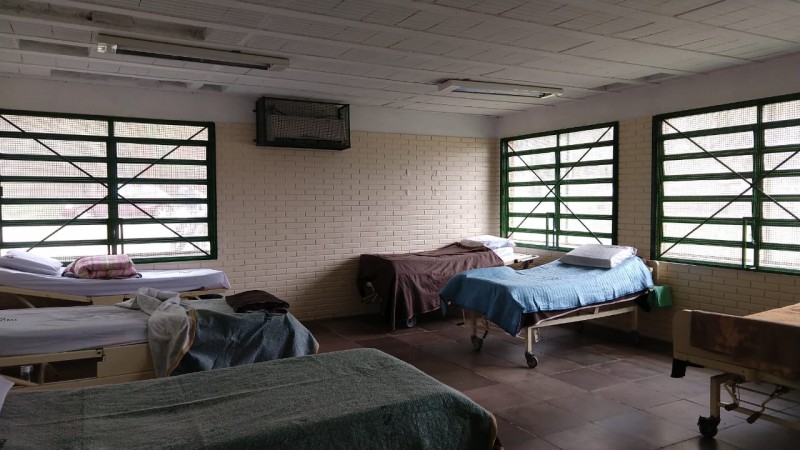 seis camas hospitalares distribuídas em um quarto do Hospital São Pedro, destinadas para adolescentes