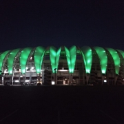 Estádio Beira-Rio iluminado de verde à noite.