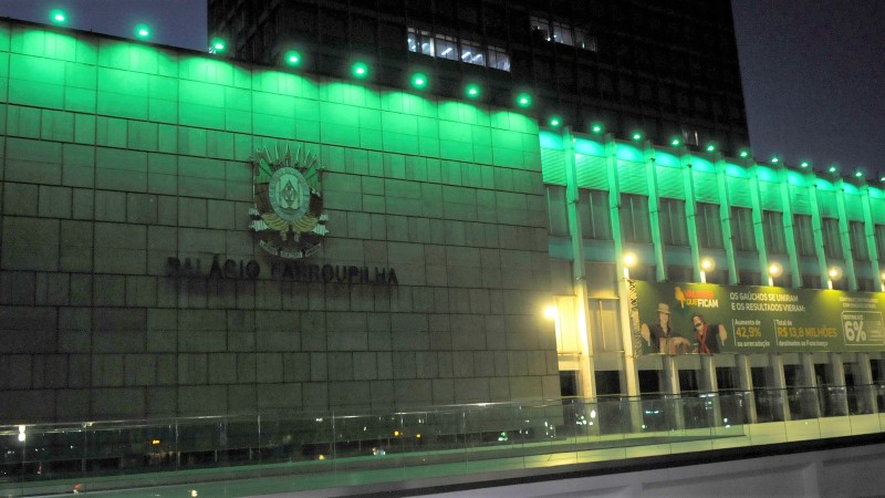 Assembleia Legislativa iluminada com a verde, de noite.