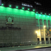 Assembleia Legislativa iluminada com a verde, de noite.